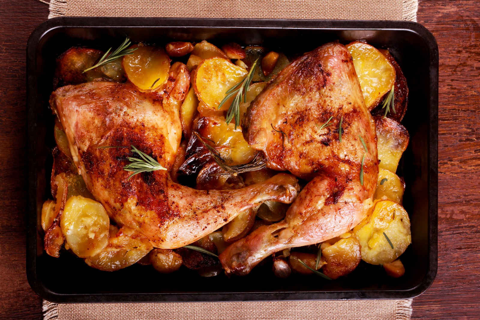 Μπουτάκια κοτόπουλου στο φούρνο με φρέσκα βότανα, λεμόνι και τραγανές, “πατημένες” πατατούλες