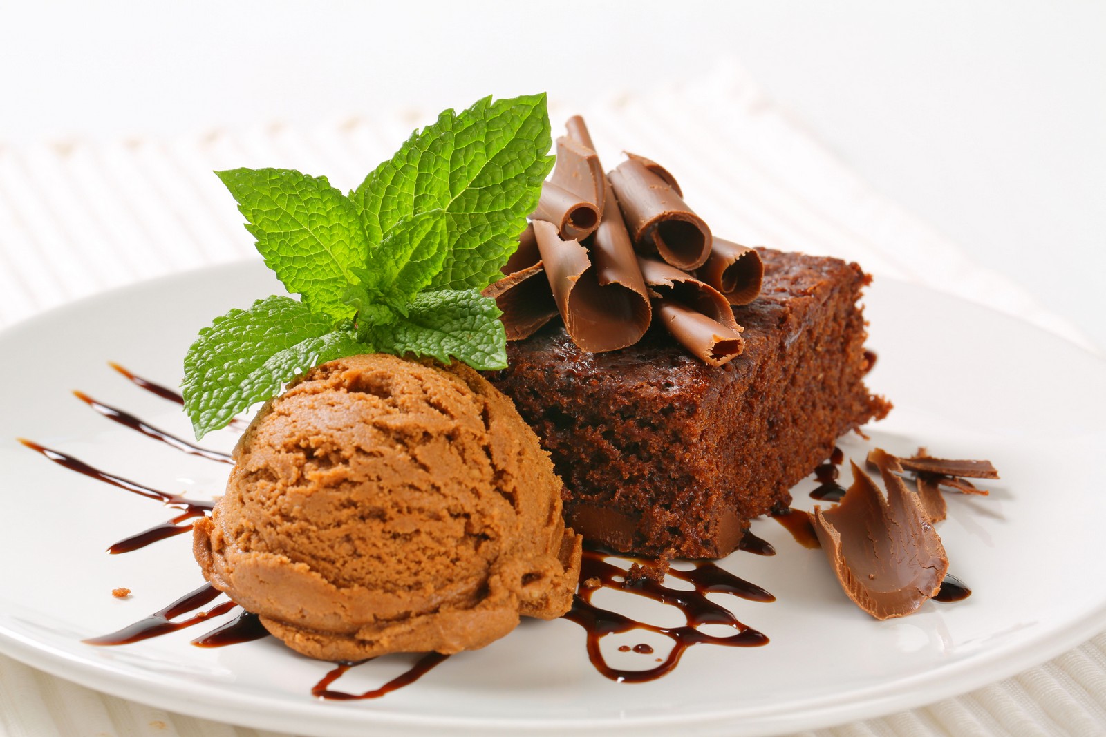 Brownies με παγωτό παρφέ σοκολάτα, από τον Pastry Chef Χρήστο Bέργαδο