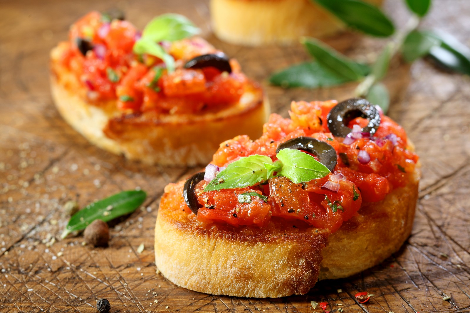 Ζεστή Bruschetta με Τομάτα και Ελιά